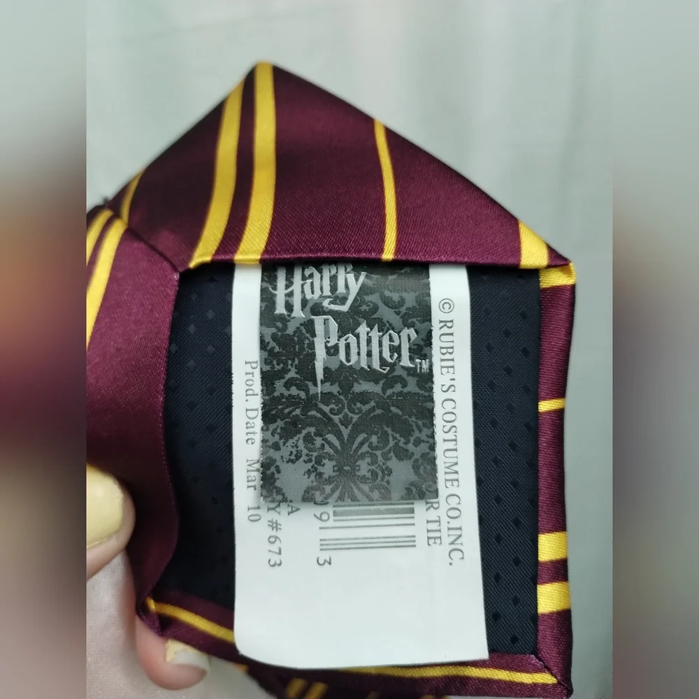 Harry Potter Gryffindor Robe Set - Picture 6 of 9